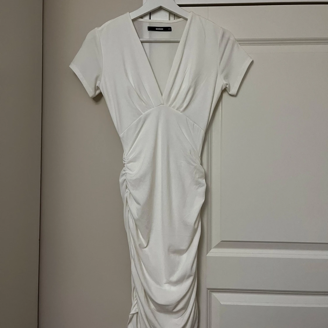 Vit omlottklänning från BikBok XS