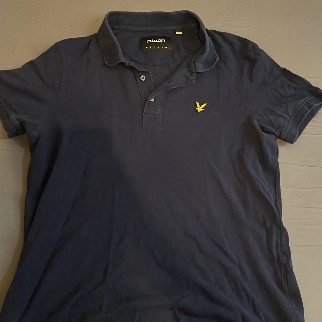 Marinblå pikétröja från Lyle & Scott - 1