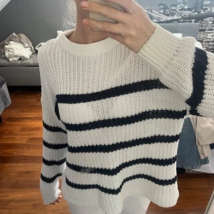 Randig stickad tröja  - Super söt stickad tröja från lager 157. Säljer då den inte kommer till användning längre 😍