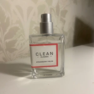 Clean parfym dam - Supergod parfym, perfekt nu på sommaren! Man ser på bilen hur mycket det är kvar, ungefär 4/5 kvar 