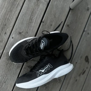 Svarta Hoka Mach 6 sneakers - Säljer ett par svarta Hoka MACH 6. Testade 2 gånger. Som nya 