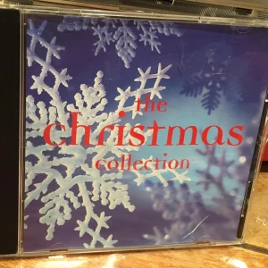 The Christmas Collection - En samling klassiska jullåtar som sätter stämningen för vinterns mysigaste dagar. Perfekt för dig som vill ha en mix av traditionella och glada julsånger till festen, myskvällen eller när du bara vill känna julkänslan.