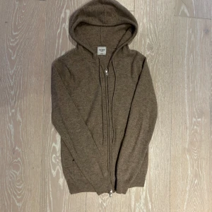 100% cashmire John Henric - Hej, jag säljer hem John Henric cashmire i fint skick. Den är 8/10 i skick inga slitage och liknande. Är 160 och den passar utmärket skulle säga att den passar mellan 158-165 cm. Hör av er vid minsta fundering eller om ni vill ha flera bilder. Kan gå ner i pris 