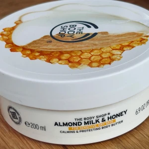 The Body Shop Almond Milk & Honey Body Butter! - The Body Shop Almond Milk & Honey body butter, perfekt för känslig och torr hud. 200 ml. Oanvänd.