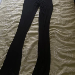 Svarta bootcut yoga pants  - Svarta väldigt använda yoga pants slitna där nere med sitter som en smäck där uppe 