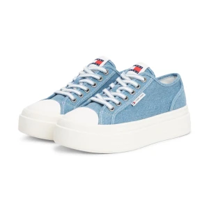Tommy Jeans denim sneakers med platåsula - Snygga sneakers från Tommy Jeans i ljusblå denim med vit platåsula. Skorna har vita snören, metallöljetter och klassisk Tommy Jeans-logga på plös och sida. Skorna är använda ett fåtalgånger. Är öppen för prisförslag❤️ 