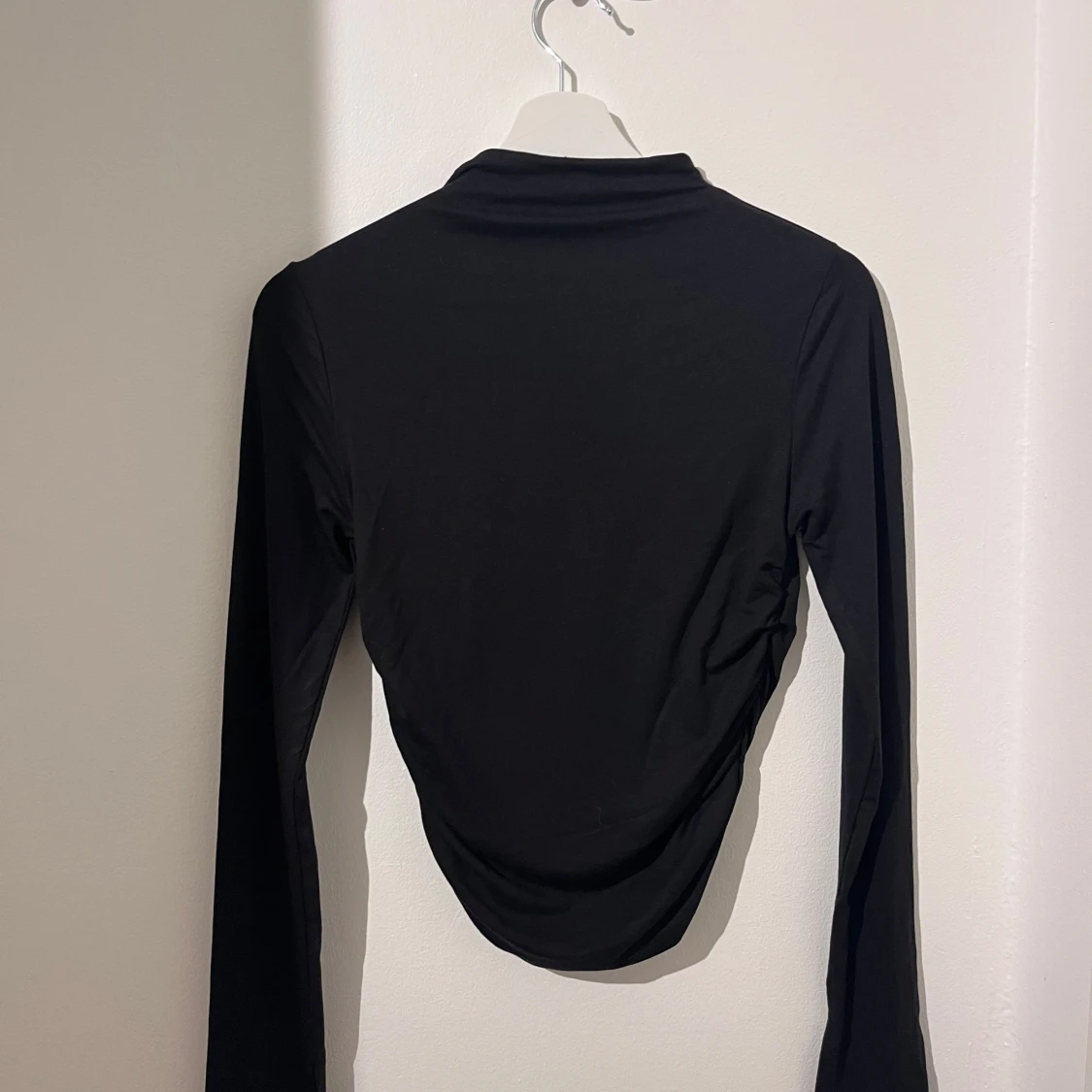 Svart långärmad topp med slits vid ärm från Gina - 2