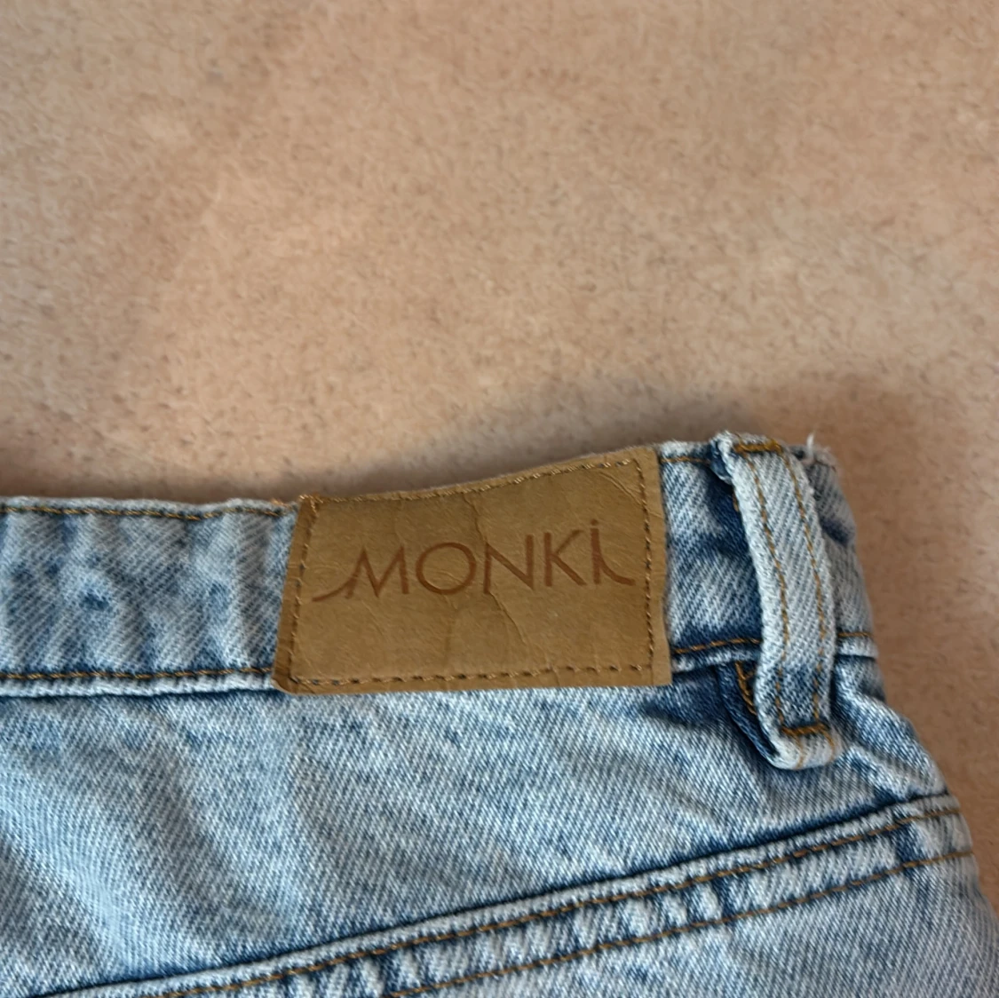 Ljusblå jeansshorts från Monki - 2