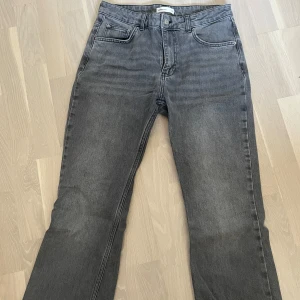 Gråa straight/bootcut jeans från Perfect jeans - Gina tricot - Snygga grå jeans från Perfect Jeans i klassisk femficksmodell. Jeansen har rak/utsvängd passform och normal midja, med dragkedja och knapp framtill. Använda fåtal gånger! 