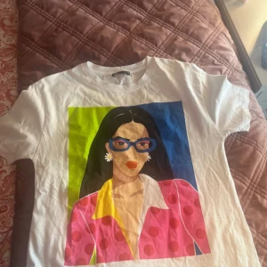 Vit t-shirt med färgglatt tryck - Använd en gång