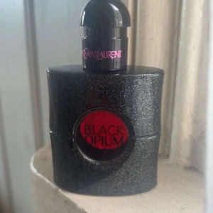 YSL Black Opium Eau de Parfum 30ml - Ysl black opium 30ml sprutad en gång! Nypris 800kr+ Skickas snabbt och sökert OBS! Parfymen kan lämna röda fläckar pågrund av dens färg