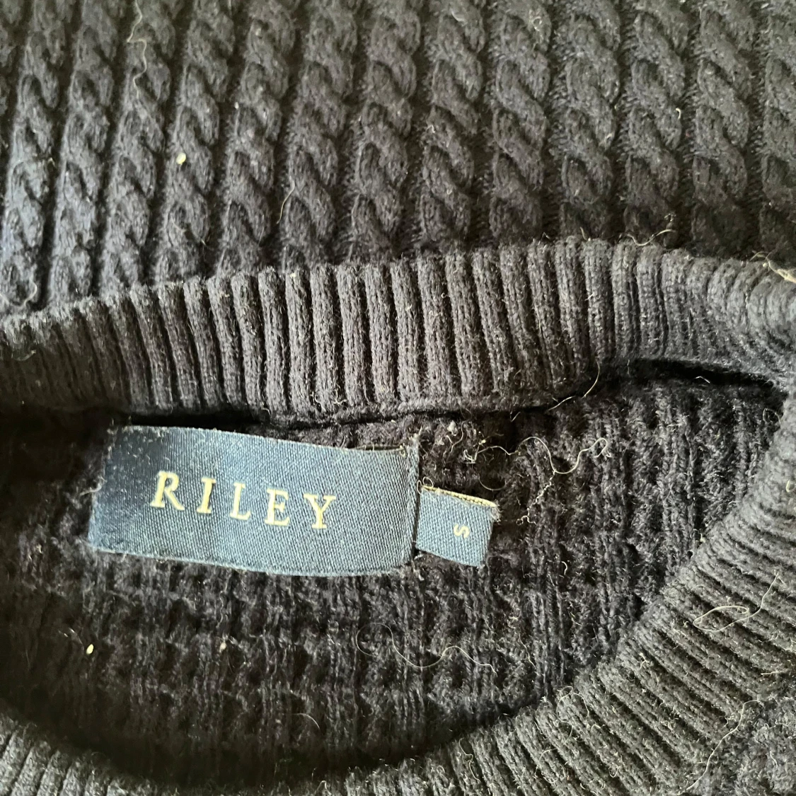 Svart stickad tröja från Riley - 2