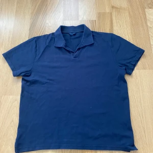 Marinblå pikétröja från Riley - Snygg marinblå pikétröja från Riley i klassisk modell med krage och korta ärmar. Perfekt basic-plagg som funkar till det mesta. Tillverkad i mjuk bomull som känns skön mot huden. Den är storlek M men är mer en S. Nypris 799 mitt pris 349 priset är ej hugget i sten. Hör av er vid minsta lilla fundering. 