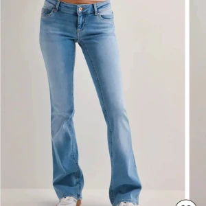Lågmidjade bootcut jeans - Säljer dessa snygga jeans då dom ej kommer till användning💞 Använda fåtal gånger!