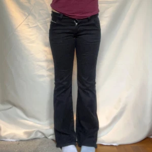 Svarta lågmidjade bootcut jeans - Kol svarta vintage lågmidjade bootcut/flare jeans, i jätte fint skick från Venus jean. Midjemått: 38 cm, innerbenslängd: 73/74cm. Det står ingen storlek men skulle säga typ S❤️ 