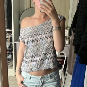 💕Missoni topp💕 - Säljer min galet snygga missoni-liknande topp som tyvärr inte längre kommer till användning:(        Skönt och luftigt material, inga slitningar