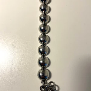 Chunky silverfärgat armband från Dyrberg/Kern - Stilrent armband från Dyrberg/Kern med stora, runda silverfärgade kulor på rad. Armbandet har en robust kedja och en liten bricka med märkets logga. Perfekt statement piece för dig som gillar chunky smycken.