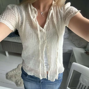 Vit blus  - Säljer denna vita blus med lite mönster på, jätte fin till jeanskjol 🩷