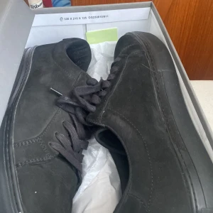 Svarta sneakers från Vagabond i mocka - Stilrena svarta sneakers från Vagabond i mjuk mocka med platt sula och rund tå. Skorna har klassisk snörning och en chunky svart yttersula som ger en modern vibe. Perfekta för dig som gillar minimalistisk och clean stil. Bara provade hemma skick 10/10