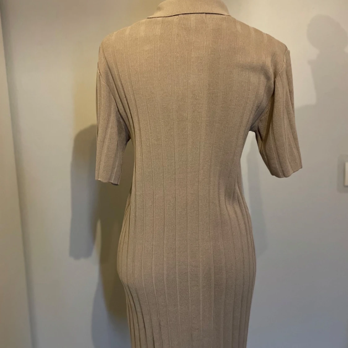 Beige ribbad kortklänning med krage - 1