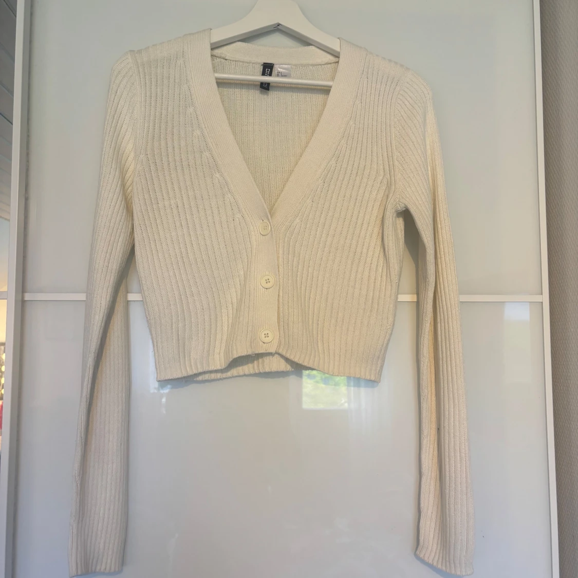 Vit ribbad kofta från H&M Divided