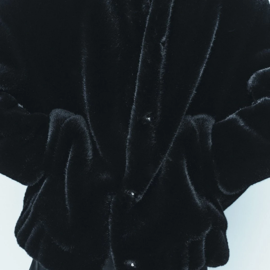 Svart pälsjacka i oversized modell - 4