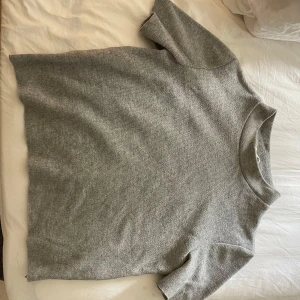 Grå stickad t-shirt från Zara - Grå stickad kortärmad träja från Zara köpt för jättelängesen. Säljer då den är alldeles för liten. 