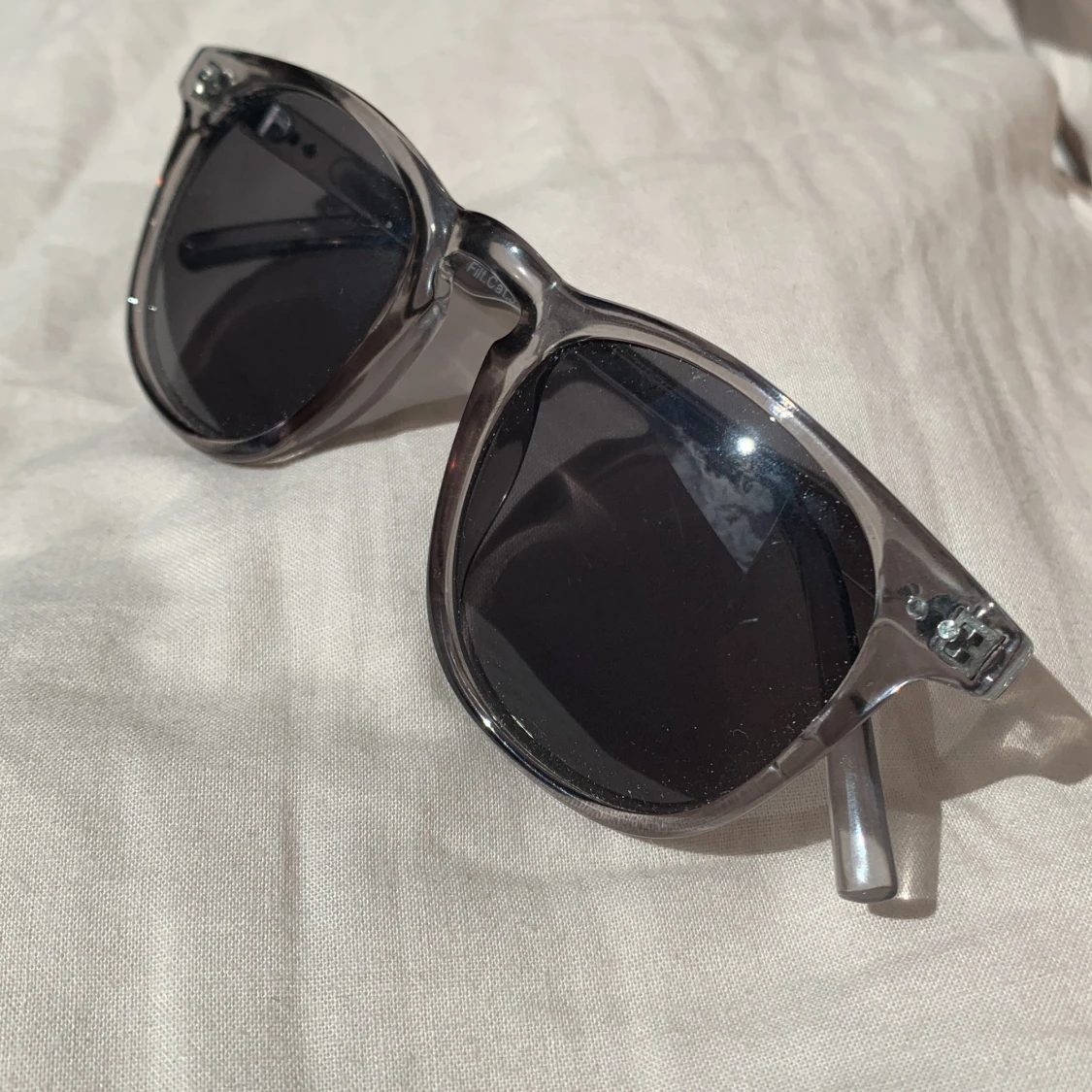 Svarta solglasögon med transparent båge - 1