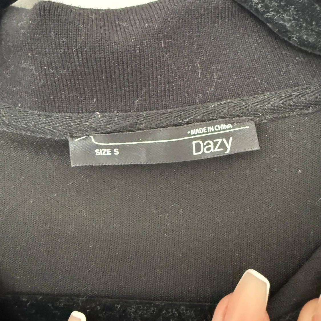 Svart ribbad croppad tröja Dazy - 3