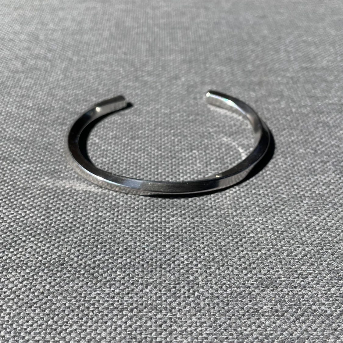 Stilrent silverfärgat armband - 1