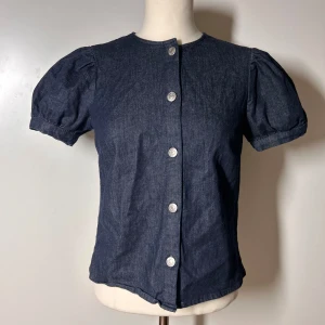 Jeanstopp med knappar och ballongärm Zara  - Jeans topp med knappar och ballongärm zara. Storlek xs men passar även en s lika bra.  Köp sker via köp nu, jag postar inom 24h. Kvar tills markerad såld  