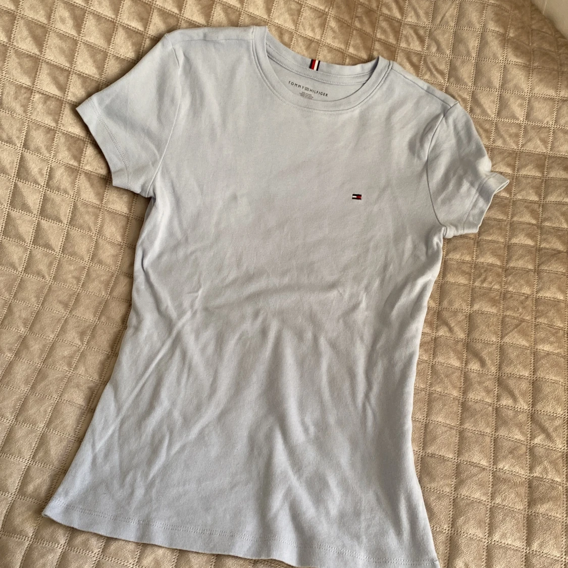 Ljusblå t-shirt från Tommy Hilfiger