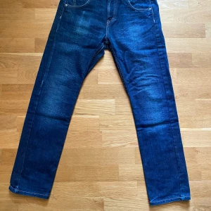 Mörkblå Lee jeans straight fit - Snygga mörkblå jeans från Lee med klassisk femficksdesign och raka ben. Jeansen har kontrastsömmar, Lee-logga på bakfickan och är tillverkade i slitstarkt denim. Perfekta för dig som gillar en tidlös och clean look.