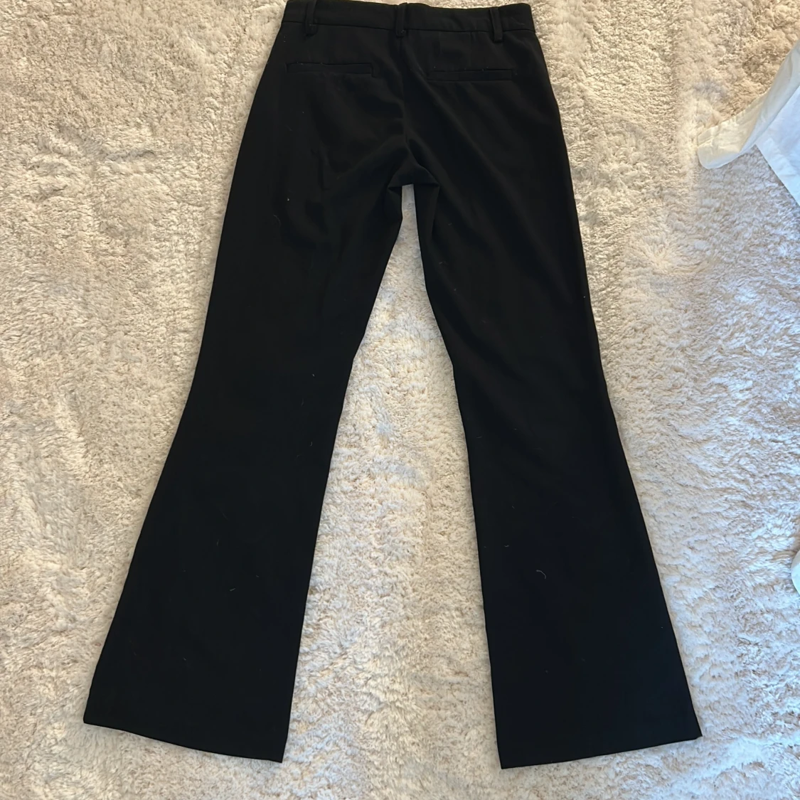 Svarta bootcut kostymbyxor från Nelly - 1