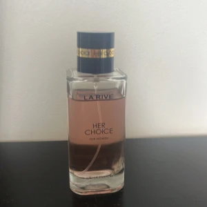 la rive her choice  - la rive parfym i doften her choice, liknar my way från armani, flaskan är 100 ml och det syns åå bild hur mycket som är kvar