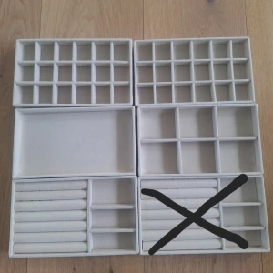 Smyckesförvaring i beige sammet - 6 stycken smyckesförvaringslådor i mjuk beige sammet. De är mer beiga i verkligheten. Perfekt för att organisera ringar, örhängen, armband och halsband. En för 20 kr