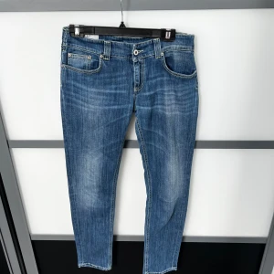 Dondup jeans - Snygga blå jeans med klassisk tvätt och raka ben.