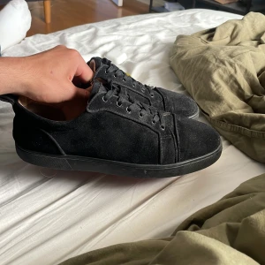 Svarta mockasneakers med röd sula - Stilrena svarta loubutini mocka med klassisk snörning och rund tå. mest intresserad för att byte mot mörkblå loubs i storlek 42-41. Skorna har en unik röd sula med grafiskt mönster undertill och beige innersida. Perfekta för dig som gillar en clean look med en twist. Pris ej hugget i sten, saknar dessutom box. Kolla min profil för att se ett par Giuseppes zanotti som jag även kan byta ut mot något eller köpa för 1200.