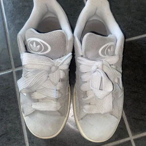 Adidas Campus - Jättefina Adidas Campus som jag nu säljer eftersom jag inte använder de längre. Är lite smutsiga men fläckarna går troligtvis bort.☺️