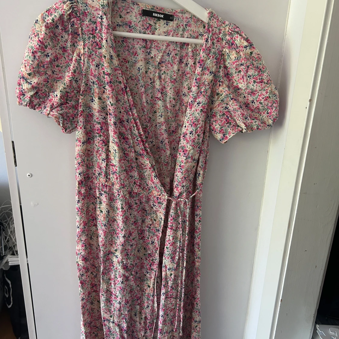 Blommig långklänning från BikBok XS