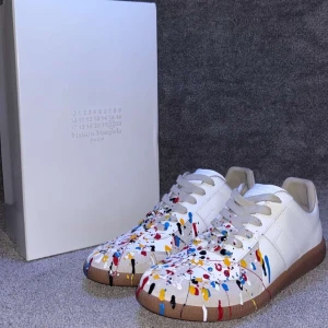 Maison margiela gats paint splatter - Hej, Säljer mina Maison margiela gats paint splatter i färg vit och storlek 43, dom är i mycket bra skick och dom har inga deffekter eller annat konstigt, Vid intresse är det bara att höra av sig😁