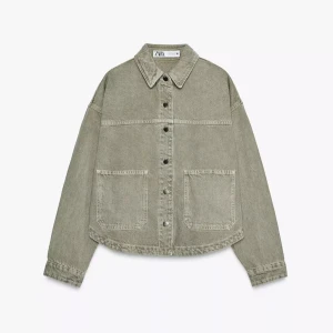 Jeansjacka från zara  - Säljer den populära jeansjackan från zara, då jag tyvär inte tycker den passar mej så bra! Använt bara ett par gånger!💞💞💞
