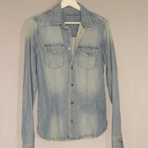 Zadig & Voltaire Jeansskjorta  - ZADIG & VOLTAIRE JEANSSKJORTA  Storlek : S  Passform : Normal  Mått : A = 46CM - B = 68CM  Användning : Väldigt fint skick utan defekter  Nypris : Cirka 2600SEK