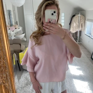 Rosa volang blus - Supersöt kort/trekvartsärmad blus med volanger som är i bra skick!💗