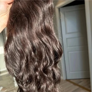 Brun vågig peruk i syntetmaterial - Håret var för att sy in men har fixat de så de blir med clips, har bara provat på men ej använt. Håret är äkta . 100gram clips. Ordpris : 2200kr. Säljer för endast 550kr. Skriv för mer info