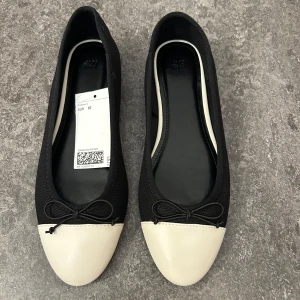 H&M ballerinaskor - Ett par jätte fina slutsålda ballerinaskor ifrån H&M. Dessa är köpt via Vinted och är då endast testad en gång av tidigare ägare och en gång av mig. När jag fick hem de hade de en stark doft vilken den fortfarande har.💕pris kan diskuteras!