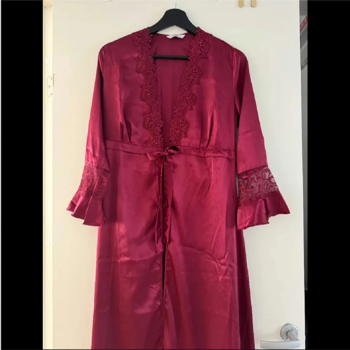 Vinröd sidenlinnetopp med spets - 2