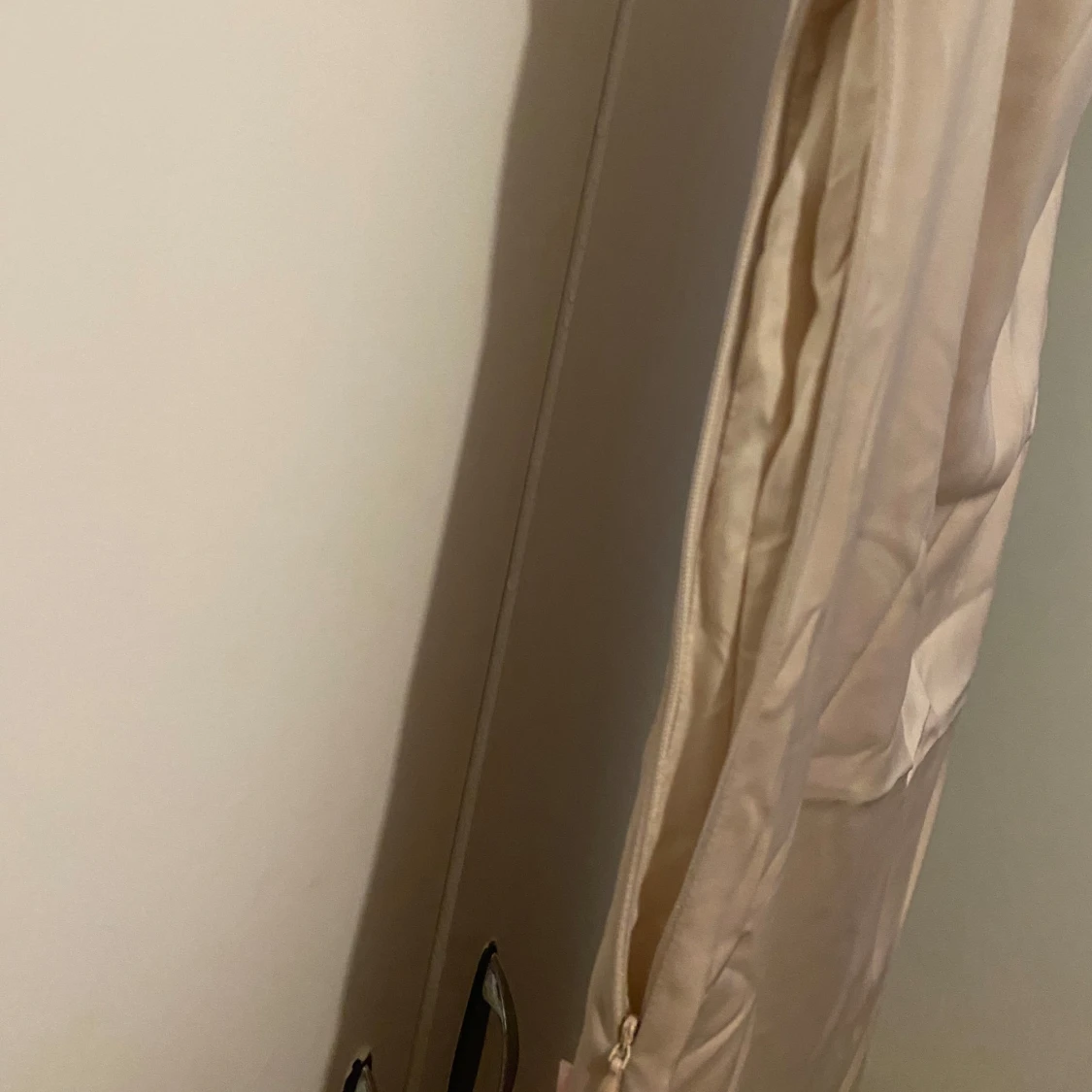 Beige medellångklänning med smala axelband - 2