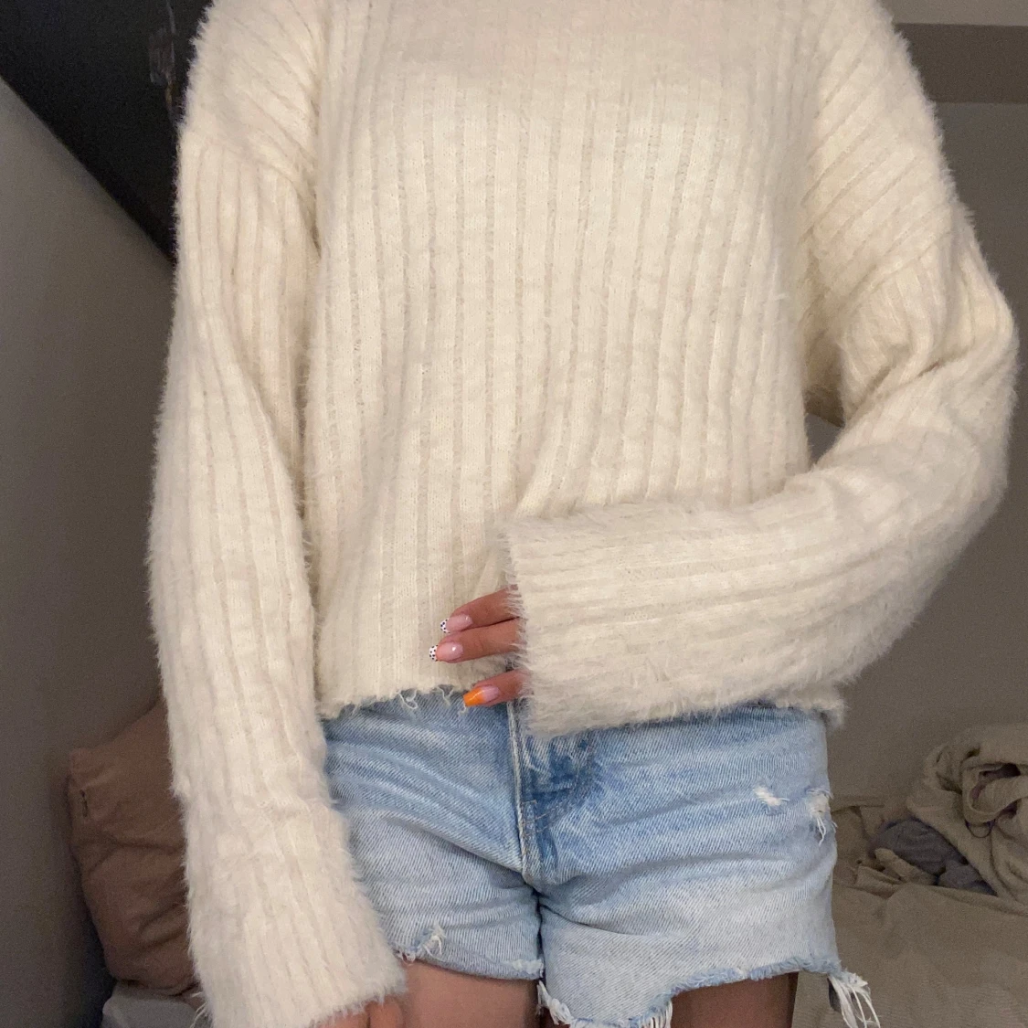 Ljusblå jeansshorts med fransig kant - 1