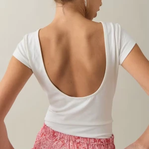 Vit topp med öppen rygg Gina Young - Vit T-shirt med öppen rygg från Gina Tricot Young i storlek 170. 